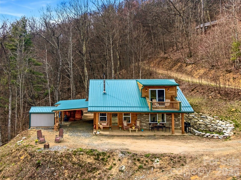 131 White Oak Way, Hot Springs, NC - 2 beds, 1.5 baths, 1,110 sqft - $399,000
