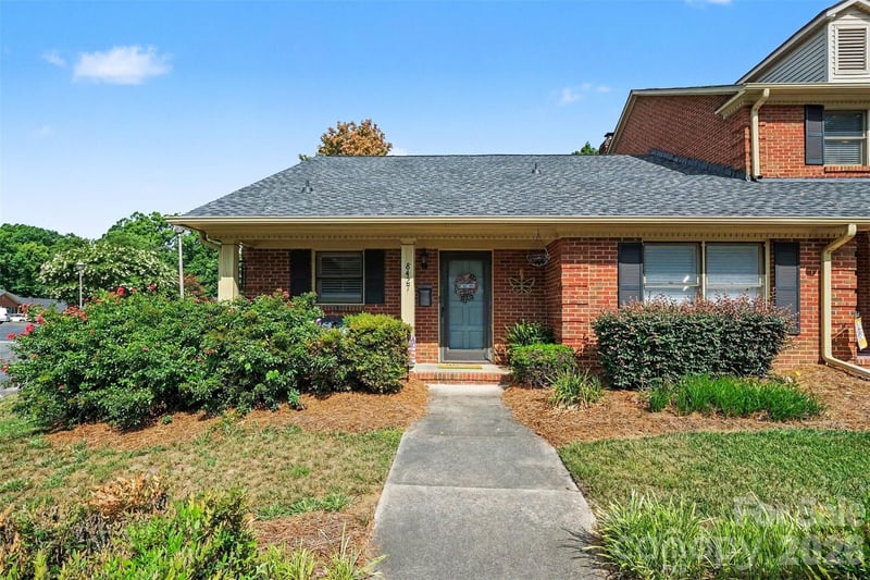 8427 Coulwood Oak Lane, Charlotte, NC - 2 beds, 2 baths, 1,237 sqft - $260,000