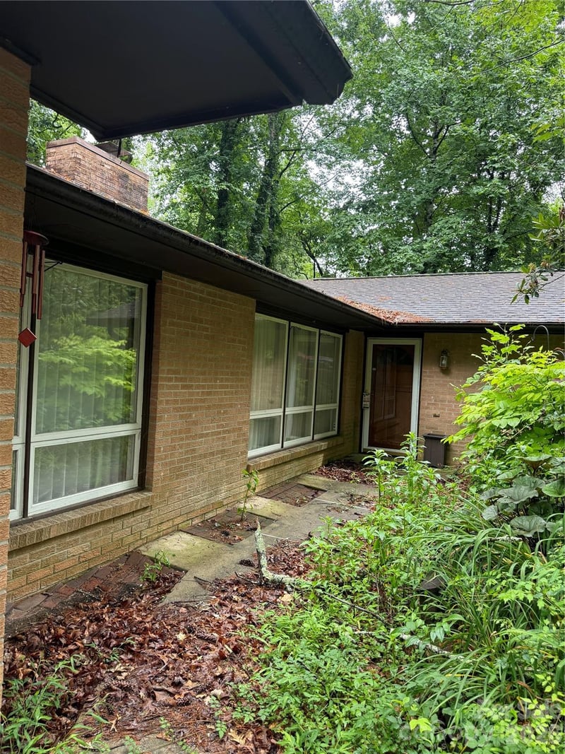 118 Brightwater Heights Drive, Hendersonville, NC - 3 beds, 2 baths, 1,928 sqft - $349,000