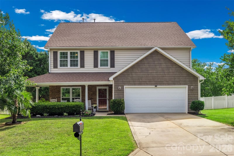 3339 Kingshire Way, Clover, SC - 4 beds, 2.5 baths, 2,649 sqft - $489,000