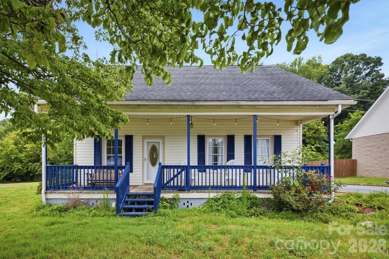 302 Catawba Avenue, Hickory, NC - 2 beds, 1 bath, 1,040 sqft - $198,000