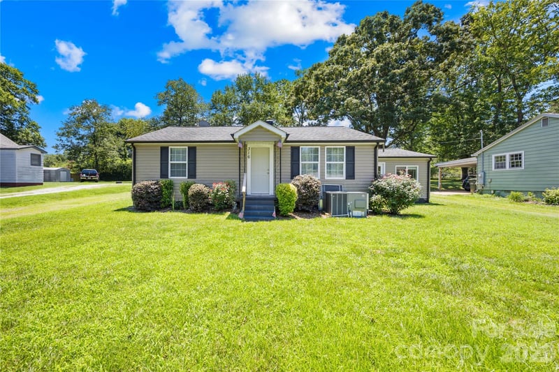 316 20th Avenue NE, Hickory, NC - 3 beds, 1.5 baths, 1,251 sqft - $230,000
