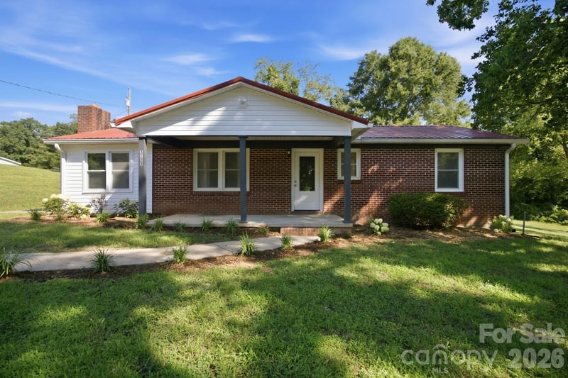 3123 Castle Avenue, Hickory, NC - 3 beds, 1 bath, 1,460 sqft - $265,000