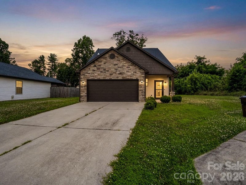 198 N River Road, Fletcher, NC - 3 beds, 2.5 baths, 1,698 sqft - $430,000