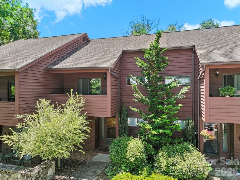 36 Meadows Lane, Maggie Valley, NC - 2 beds, 2.5 baths, 1,387 sqft - $339,000