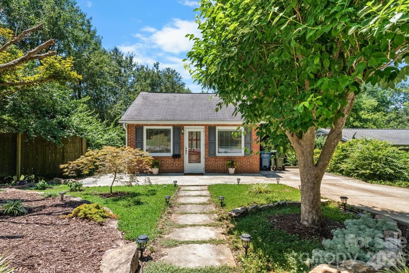 407 10th Street Drive NW, Hickory, NC - 2 beds, 2 baths, 684 sqft - $212,000