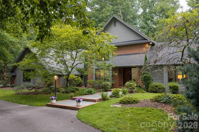 12 Stuyvesant Crescent, Asheville, NC - 4 beds, 4.5 baths, 4,146 sqft - $1,495,000