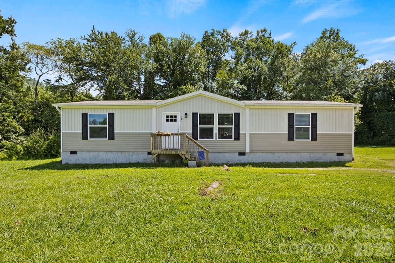 18 Moss Lane, Hendersonville, NC - 3 beds, 2 baths, 1,503 sqft - $275,000