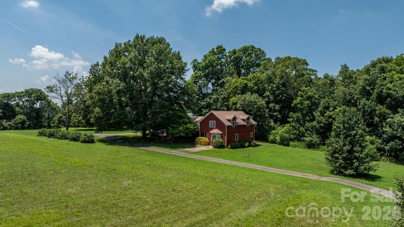 2097 Hermit Trail, Newton, NC - 3 beds, 3.5 baths, 2,750 sqft - $749,000