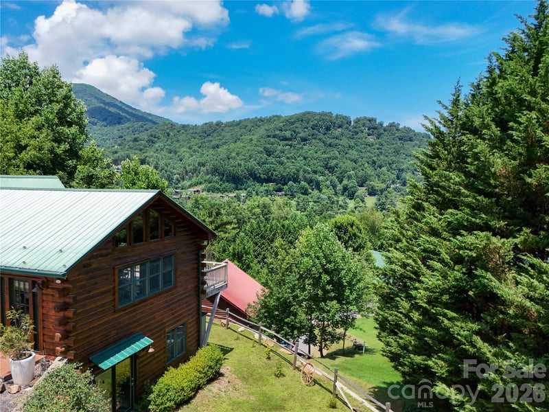16 Hiawatha Drive, Maggie Valley, NC - 2 beds, 2 baths, 1,627 sqft - $399,900