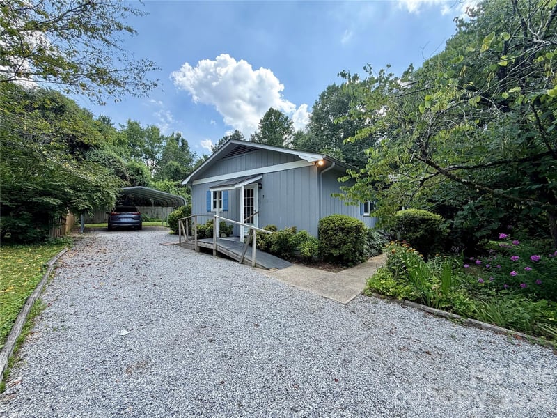 5 Dewberry Drive, Hendersonville, NC - 2 beds, 1 bath, 1,479 sqft - $230,000