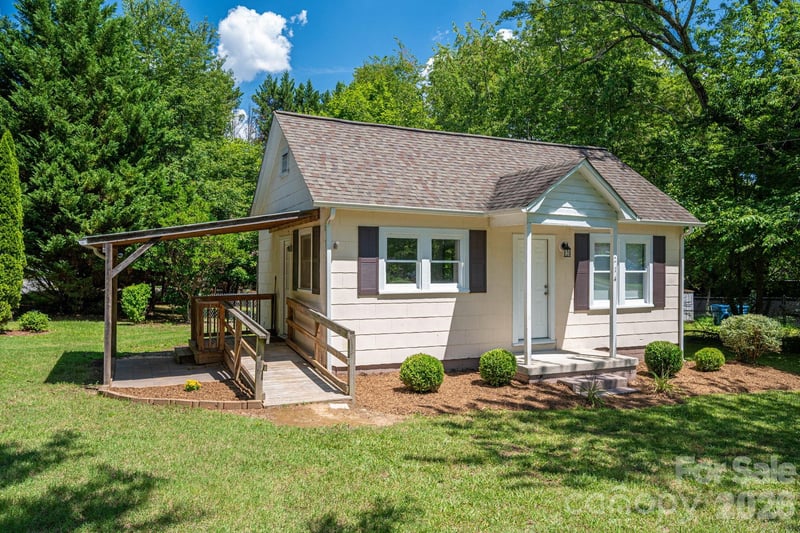 214 23rd Street NW, Hickory, NC - 1 bed, 1 bath, 600 sqft - $149,900