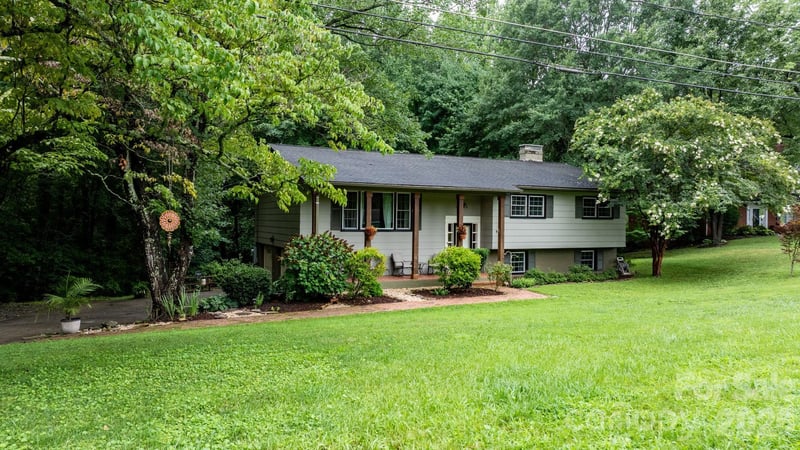 267 25th Avenue NW, Hickory, NC - 4 beds, 2.5 baths, 2,268 sqft - $399,900