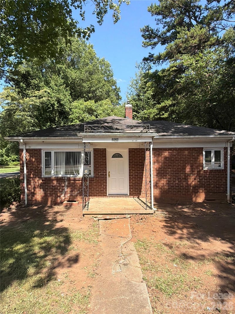 3526 Eastway Drive, Charlotte, NC - 2 beds, 1 bath, 865 sqft - $1,005