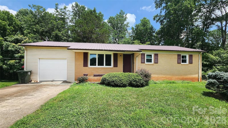 1026 Quail Hill Avenue, Newton, NC - 3 beds, 1 bath, 2,160 sqft - $215,000