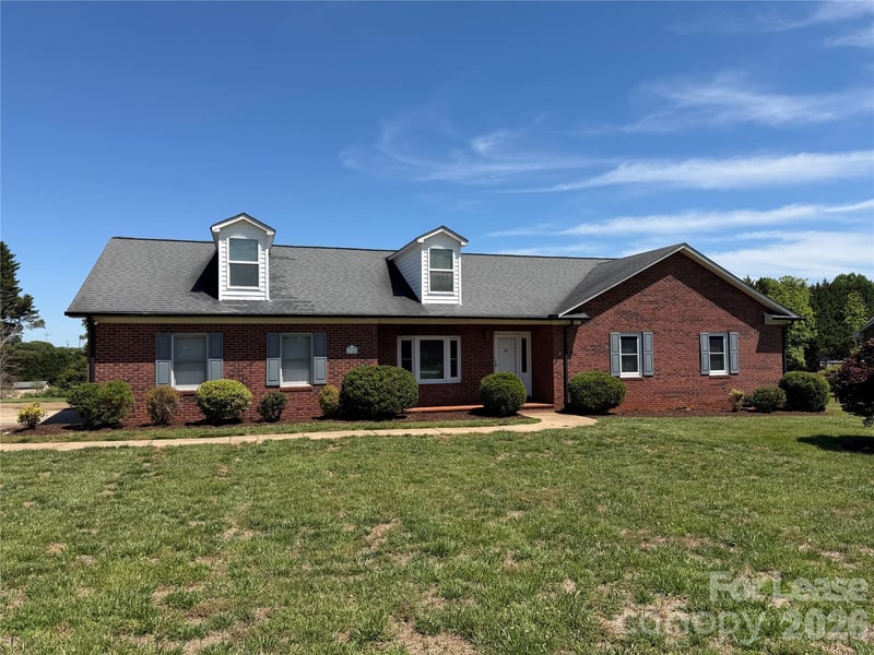236 Meadow Oaks Drive, Statesville, NC - 3 beds, 2.5 baths, 2,031 sqft - $1,950