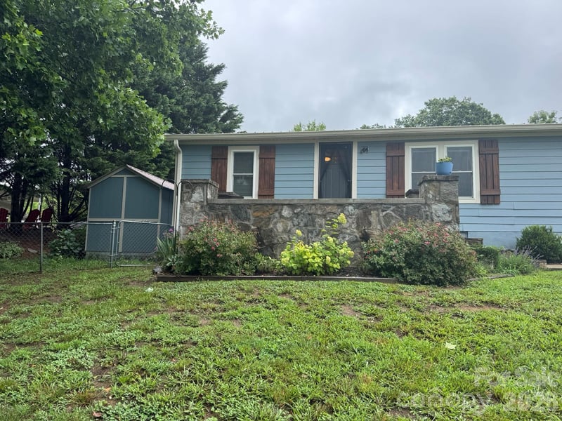 213 Sandy Creek Court, Hendersonville, NC - 3 beds, 2 baths, 1,045 sqft - $316,900