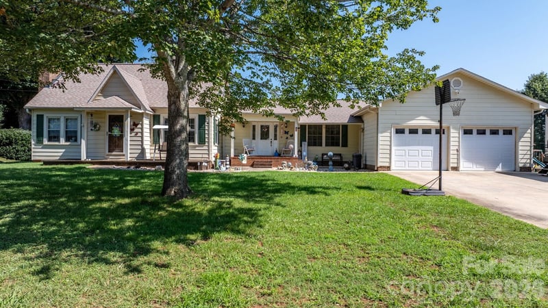 2504 Brentwood Circle, Lenoir, NC - 4 beds, 2 baths, 2,268 sqft - $349,000