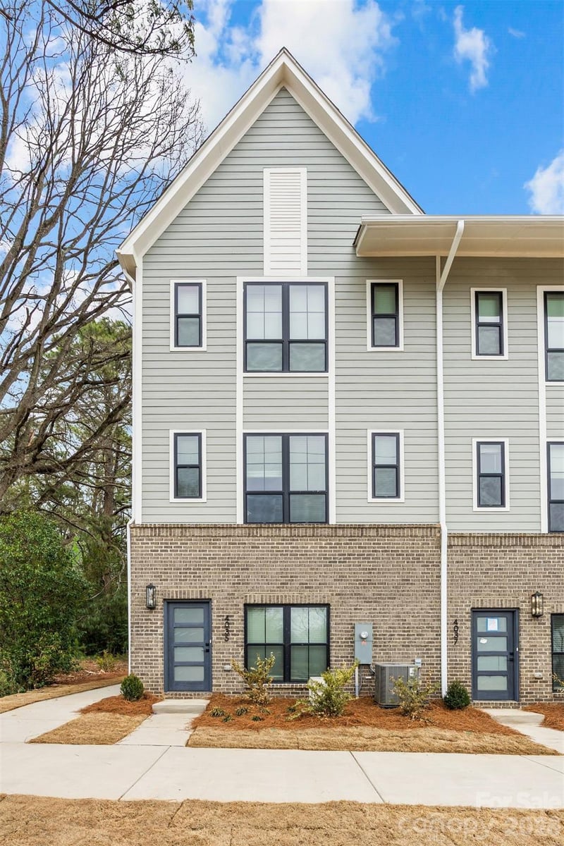 4039 S Tryon Street, Charlotte, NC - 2 beds, 2.5 baths, 1,379 sqft - $499,000