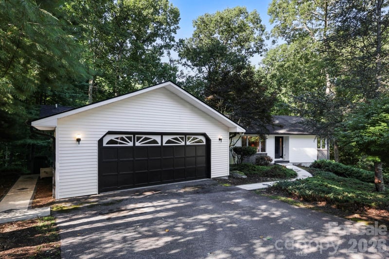 18 E Rosewood Trail, Hendersonville, NC - 3 beds, 2 baths, 1,762 sqft - $400,000