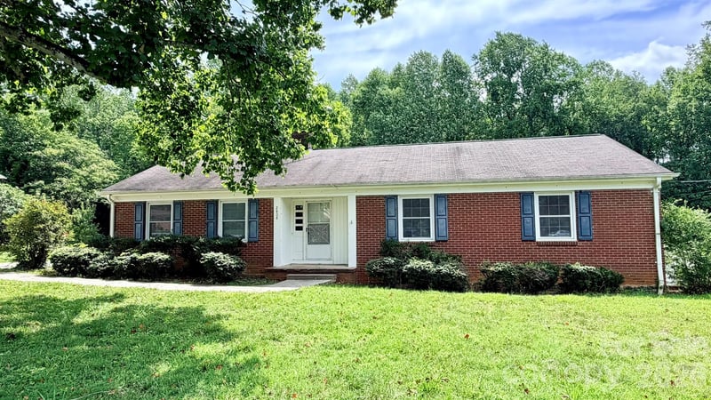 2808 28th Street NE, Hickory, NC - 3 beds, 2 baths, 1,817 sqft - $195,000