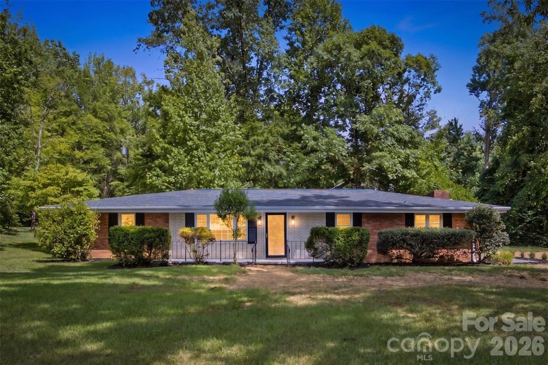 8223 Knollwood Circle, Charlotte, NC - 3 beds, 2 baths, 1,679 sqft - $400,000