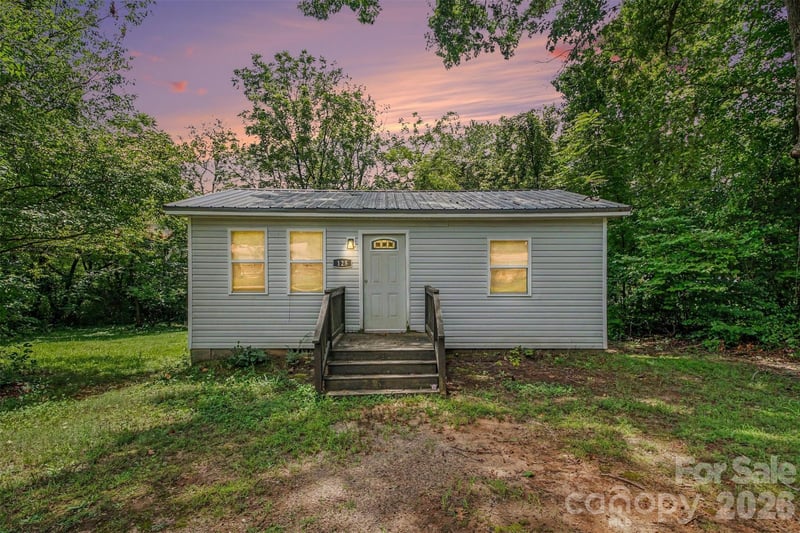 125 Gains Lane, Statesville, NC - 2 beds, 1 bath, 700 sqft - $145,000