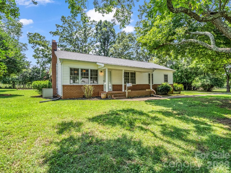 132 Valleyview Drive, Forest City, NC - 2 beds, 1.5 baths, 1,320 sqft - $199,900