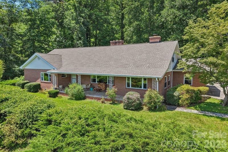 1404 Valmont Drive, Hendersonville, NC - 4 beds, 3.5 baths, 3,537 sqft - $649,900