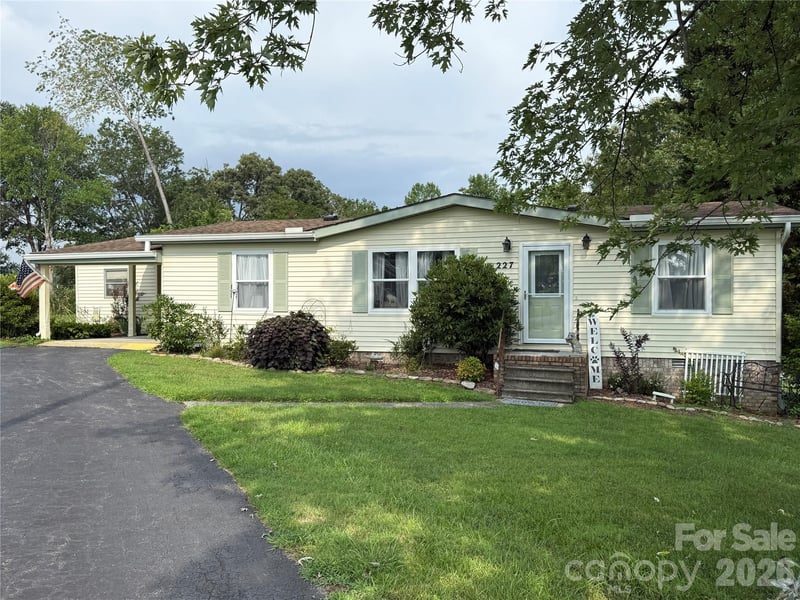 227 Cranbrook Circle, Hendersonville, NC - 2 beds, 2 baths, 1,056 sqft - $229,000