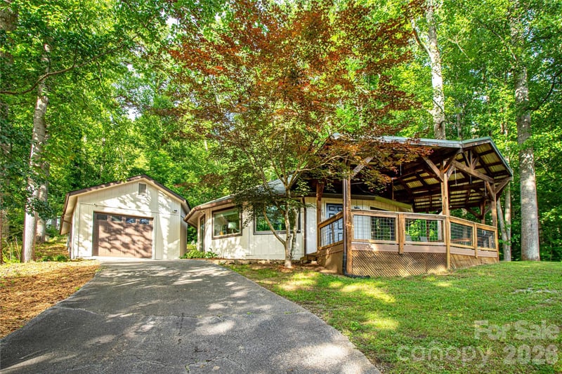 150 Freeman Knolls Drive Apt 6, Hendersonville, NC - 2 beds, 2 baths, 900 sqft - $300,000