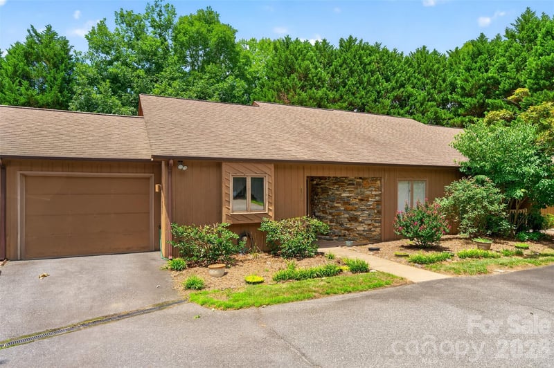 1736 12th Street NE, Hickory, NC - 2 beds, 2 baths, 1,259 sqft - $245,000