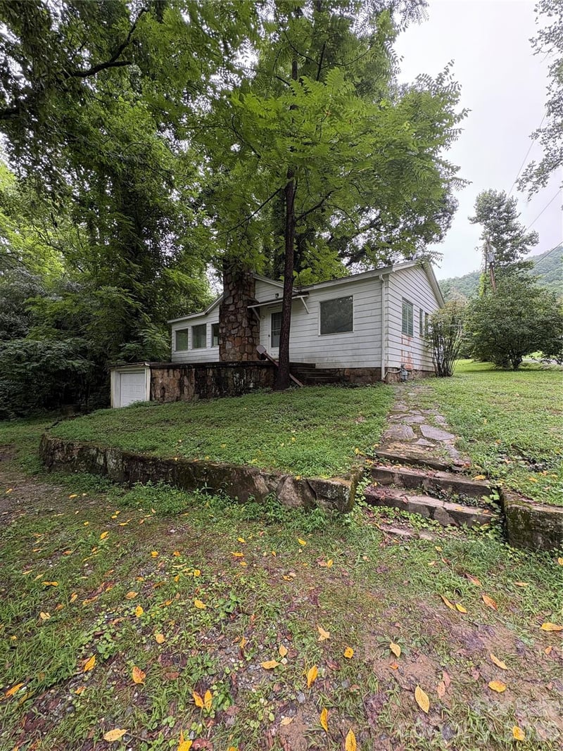 912 Halstead Boulevard, Hendersonville, NC - 3 beds, 2 baths, 1,120 sqft - $265,000