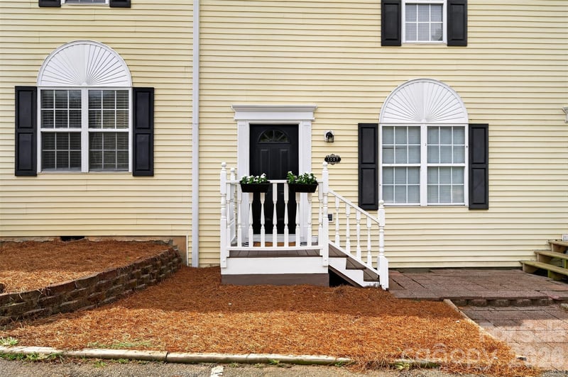 1057 19th Street NE, Hickory, NC - 2 beds, 1.5 baths, 1,002 sqft - $158,900
