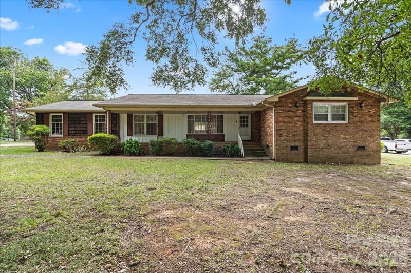 816 Clinton Avenue, Lancaster, SC - 3 beds, 2 baths, 1,689 sqft - $214,900