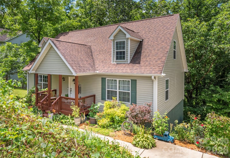 10 E Rolling Acres Drive, Weaverville, NC - 3 beds, 2.5 baths, 1,864 sqft - $470,000