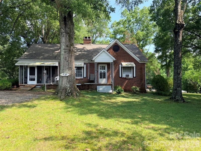 737 W C Street, Newton, NC - 2 beds, 1 bath, 1,319 sqft - $210,000