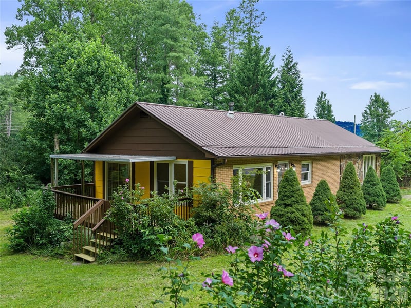 1644 State Hwy 80 S None, Burnsville, NC - 2 beds, 1 bath, 1,327 sqft - $235,000