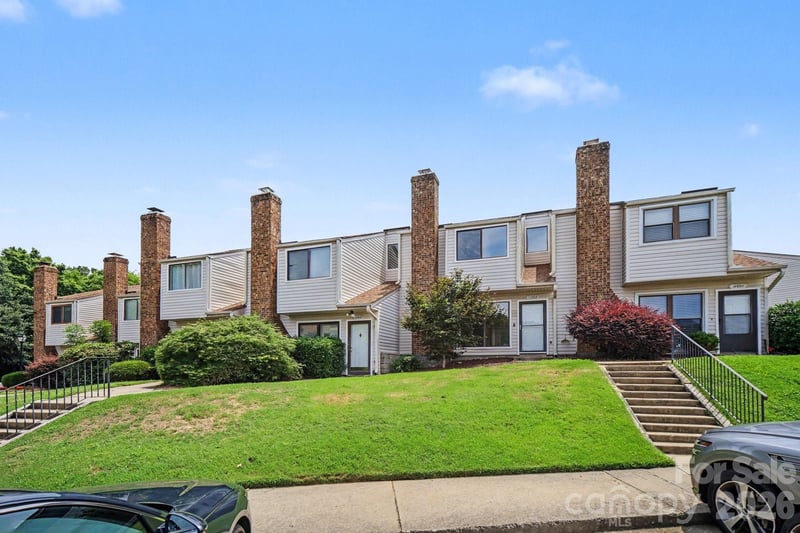 11009 Carmel Crossing Road, Charlotte, NC - 2 beds, 2.5 baths, 1,243 sqft - $264,000