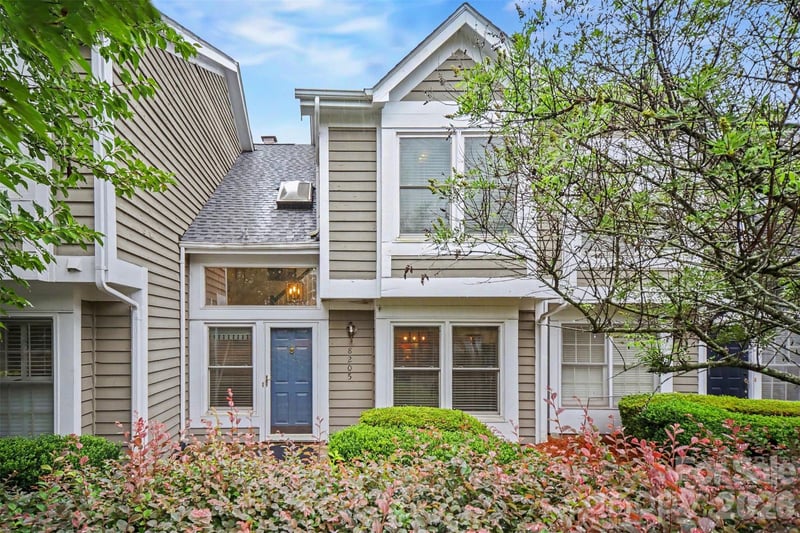 8205 Tradd Court, Charlotte, NC - 2 beds, 2.5 baths, 1,234 sqft - $300,000