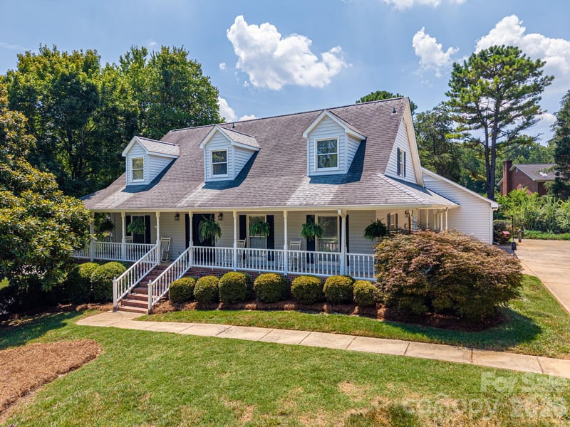2723 Steeplechase Road, Gastonia, NC - 3 beds, 2.5 baths, 2,499 sqft - $540,000