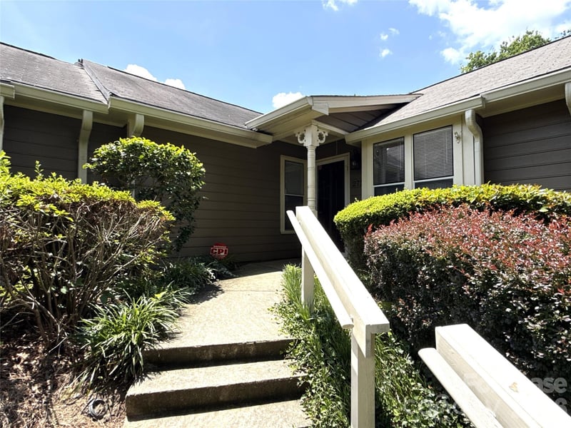 2720 Von Thuringer Court, Charlotte, NC - 2 beds, 1 bath, 864 sqft - $1,550