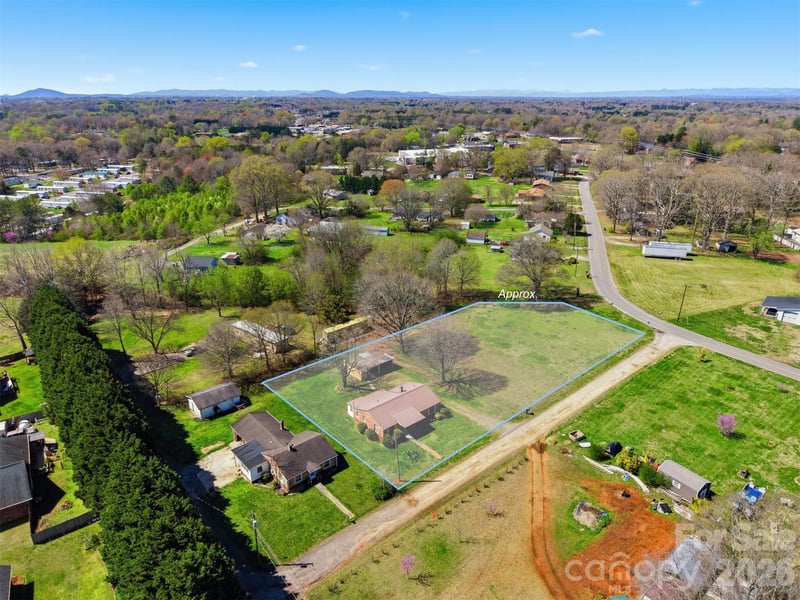 2421 35th Street Court NE, Hickory, NC - 3 beds, 2 baths, 1,358 sqft - $175,000