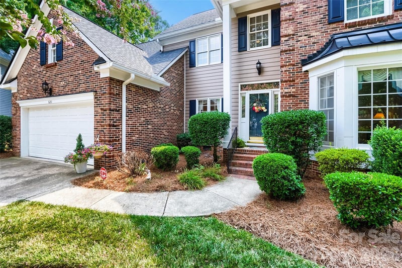 6211 Coleridge Court, Charlotte, NC - 4 beds, 2.5 baths, 2,749 sqft - $550,000