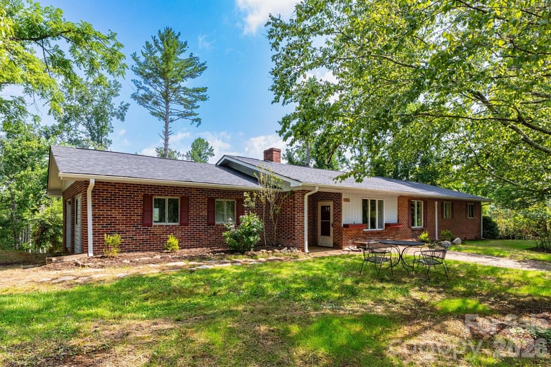 1860 Deer Park Lake Road, Spruce Pine, NC - 3 beds, 1 bath, 1,528 sqft - $280,000