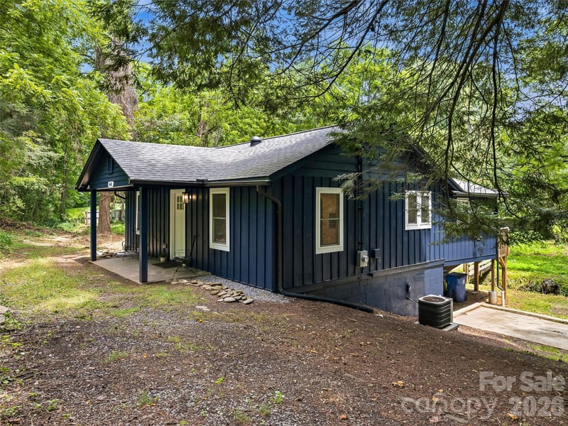 468 Governors View Road, Asheville, NC - 2 beds, 1 bath, 751 sqft - $450,000