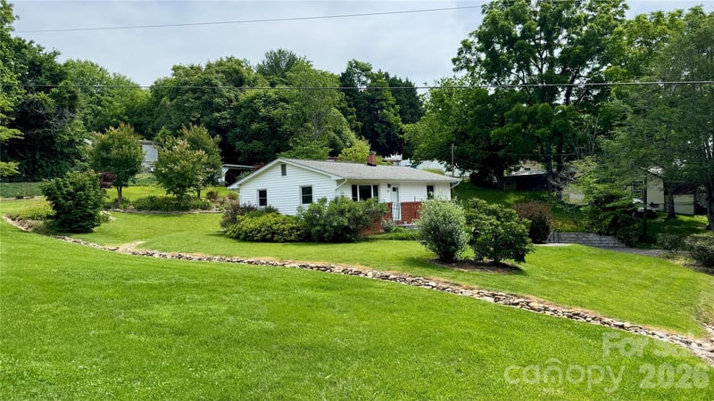 20 Ridge Cross Road, Asheville, NC - 2 beds, 1 bath, 952 sqft - $375,000