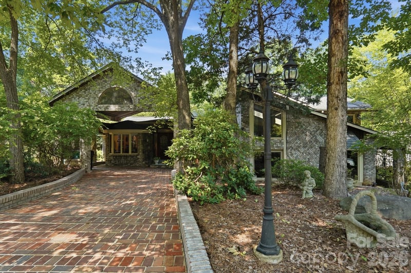 223 Millwood Lane, Charlotte, NC - 5 beds, 3 baths, 4,143 sqft - $1,100,000