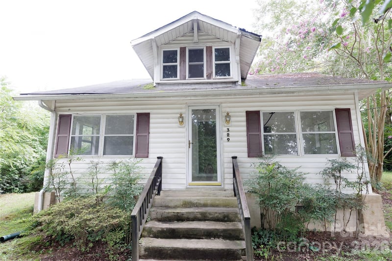 329 Finley Avenue NW, Lenoir, NC - 2 beds, 1 bath, 1,120 sqft - $115,000