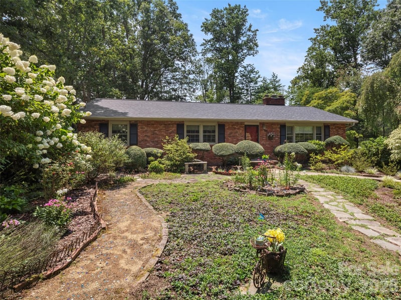 340 Sycamore Drive, Arden, NC - 4 beds, 3 baths, 2,303 sqft - $550,000